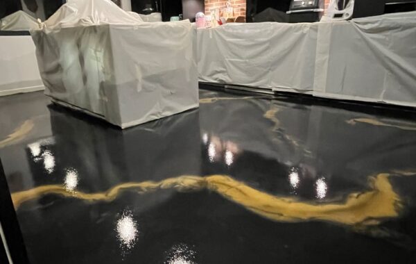 Sol en résine epoxy noire et dorée effet marbre Paris